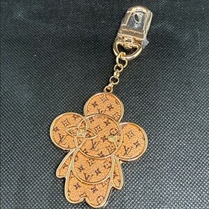 ✅ PRICE IS FIRM ✅ Fashion Monogram Gold and Brown Key Holder